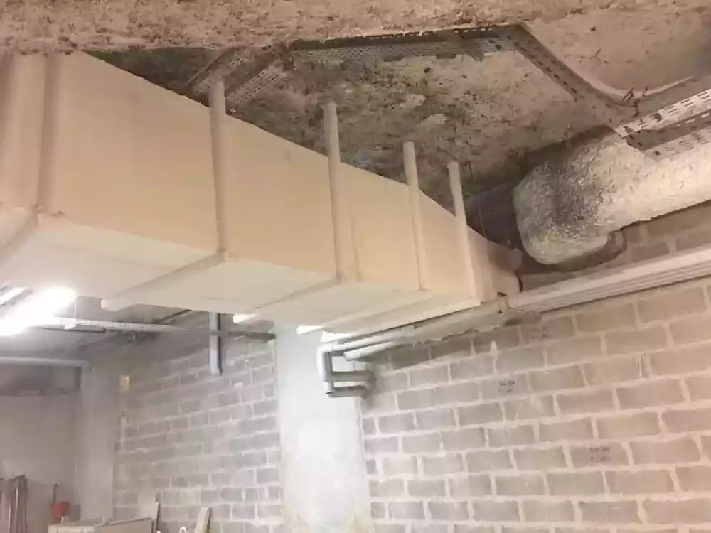 Coude de gaine en staff — détail de la jonction coupe-feu — Auditorium de Clamart