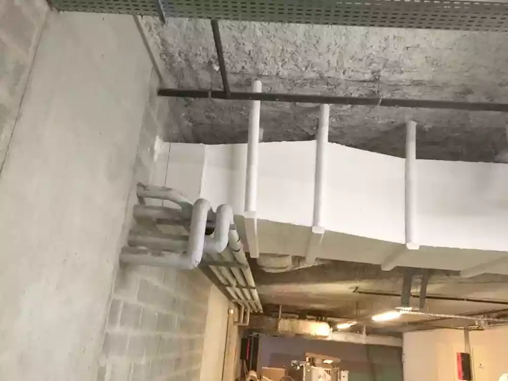 Gaine de désenfumage en staff — vue de chantier, Auditorium de Clamart