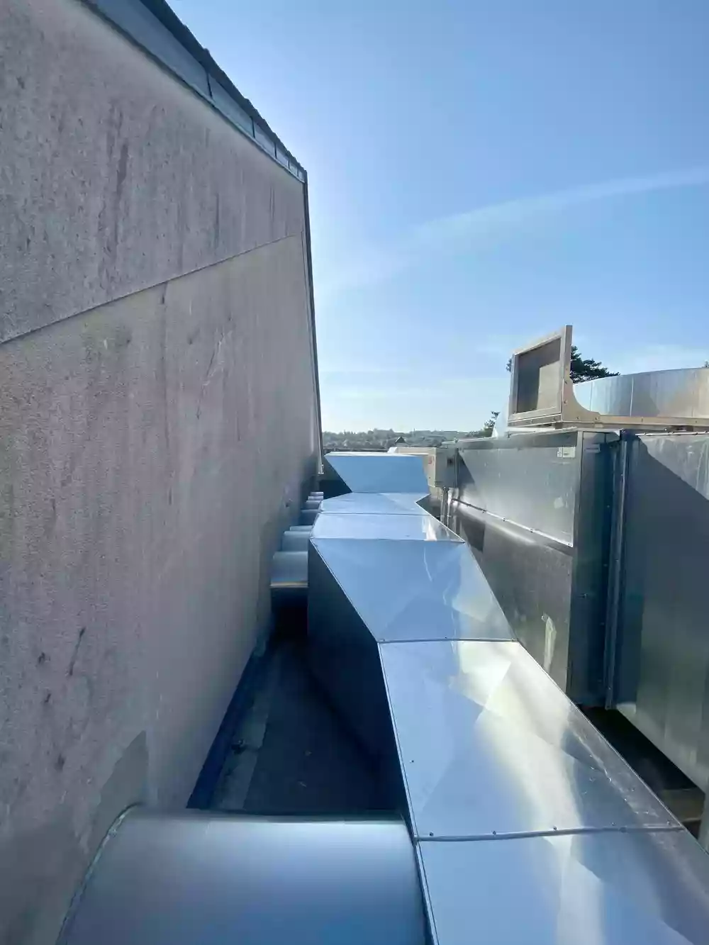 Gaine ventilée revêtue d'Isoxal sur terrasse — finition extérieure — Auditorium de Clamart