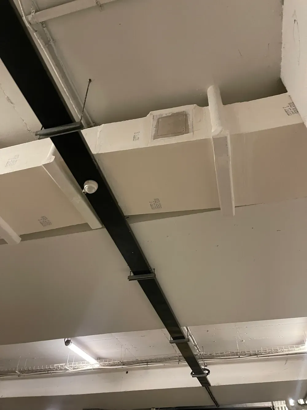 Détail d'une trappe de visite sur gaine en staff — Buref La Défense