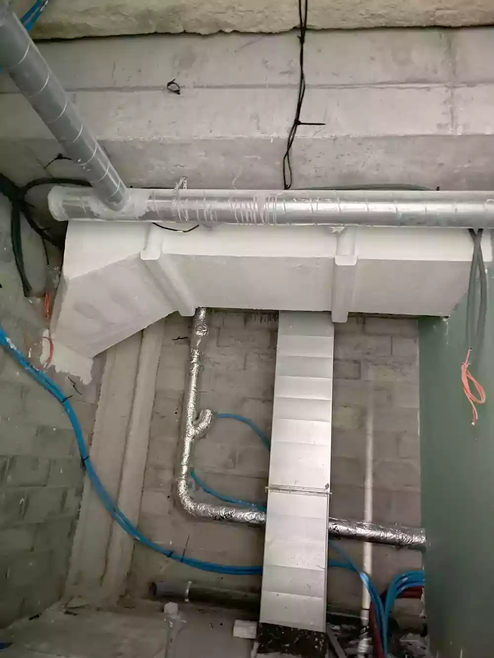 Pose de gaines en staff sur le chantier Castor — extérieur