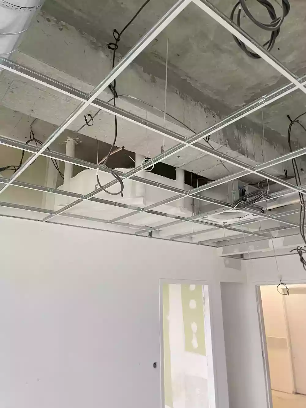 Plafond suspendu avec réseaux aérauliques — chantier Castor