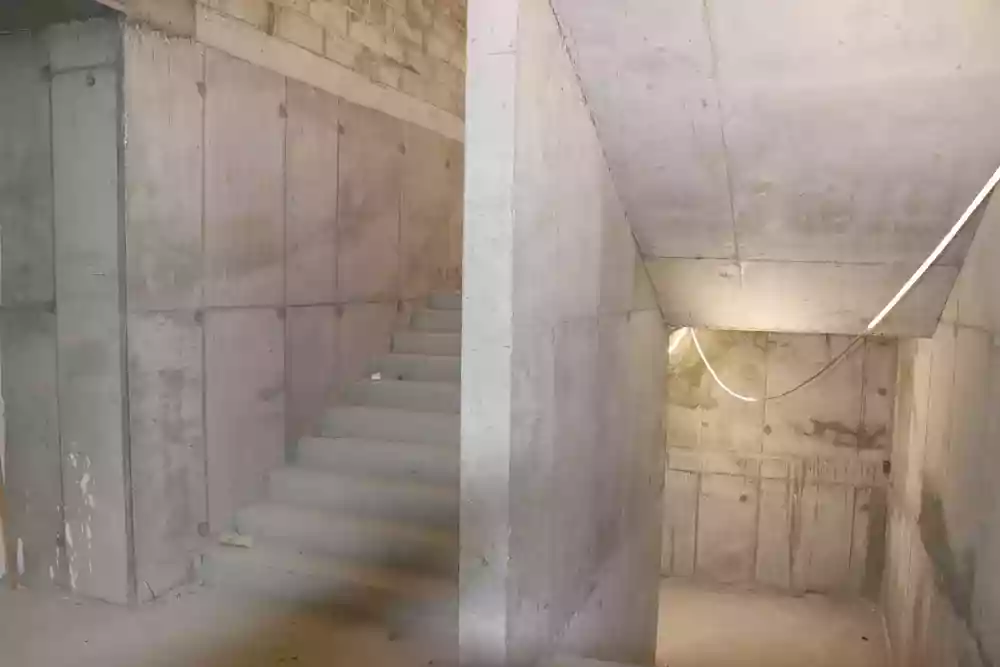 Accès escalier béton sur chantier — Castor