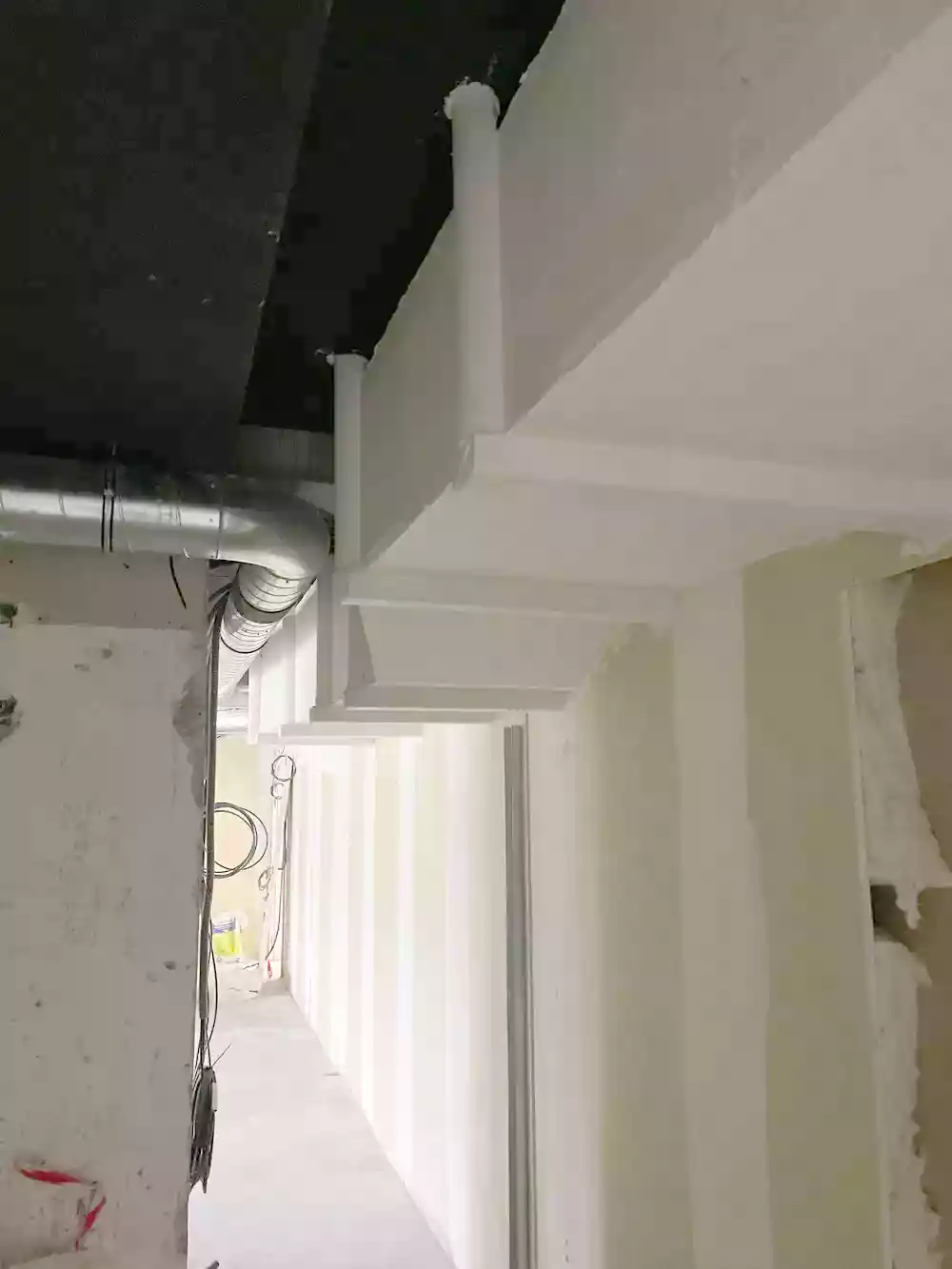 Installation de gaine en staff dans un couloir — chantier Castor