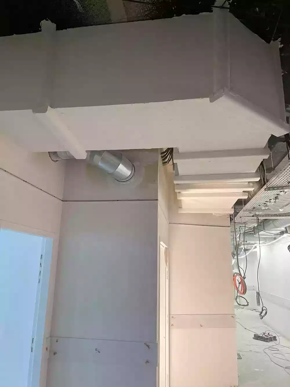 Gaine de réseau ventilation en staff — chantier Castor