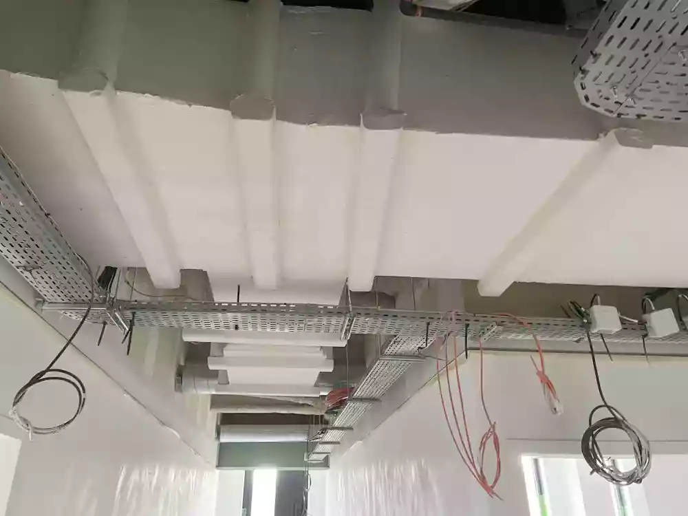 Pose de gaines staff au plafond — chantier Castor