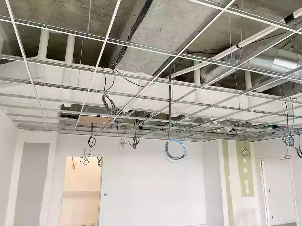 Plafond et installation réseau — chantier Castor