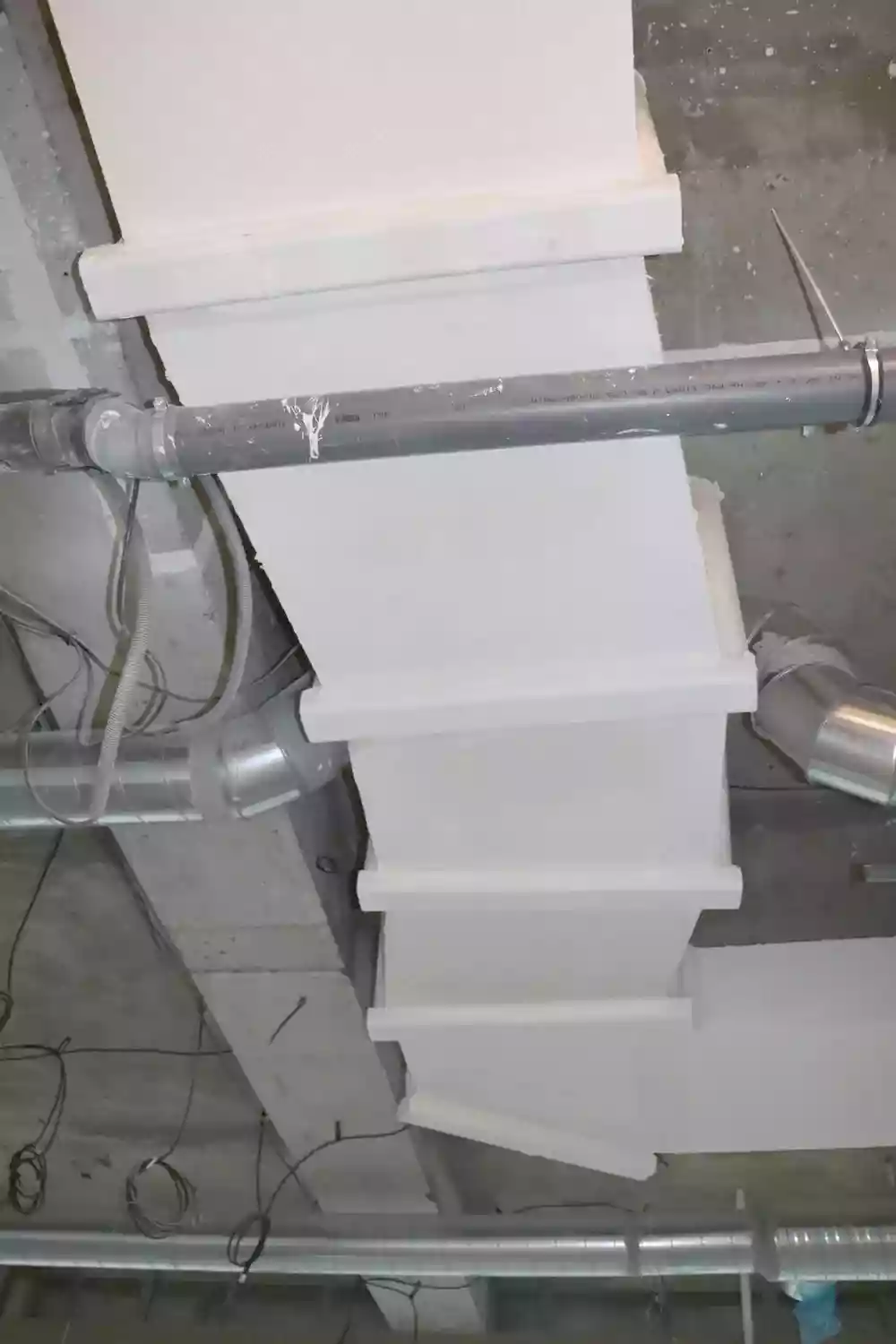 Passage d'une gaine sur poutre en staff — chantier Castor