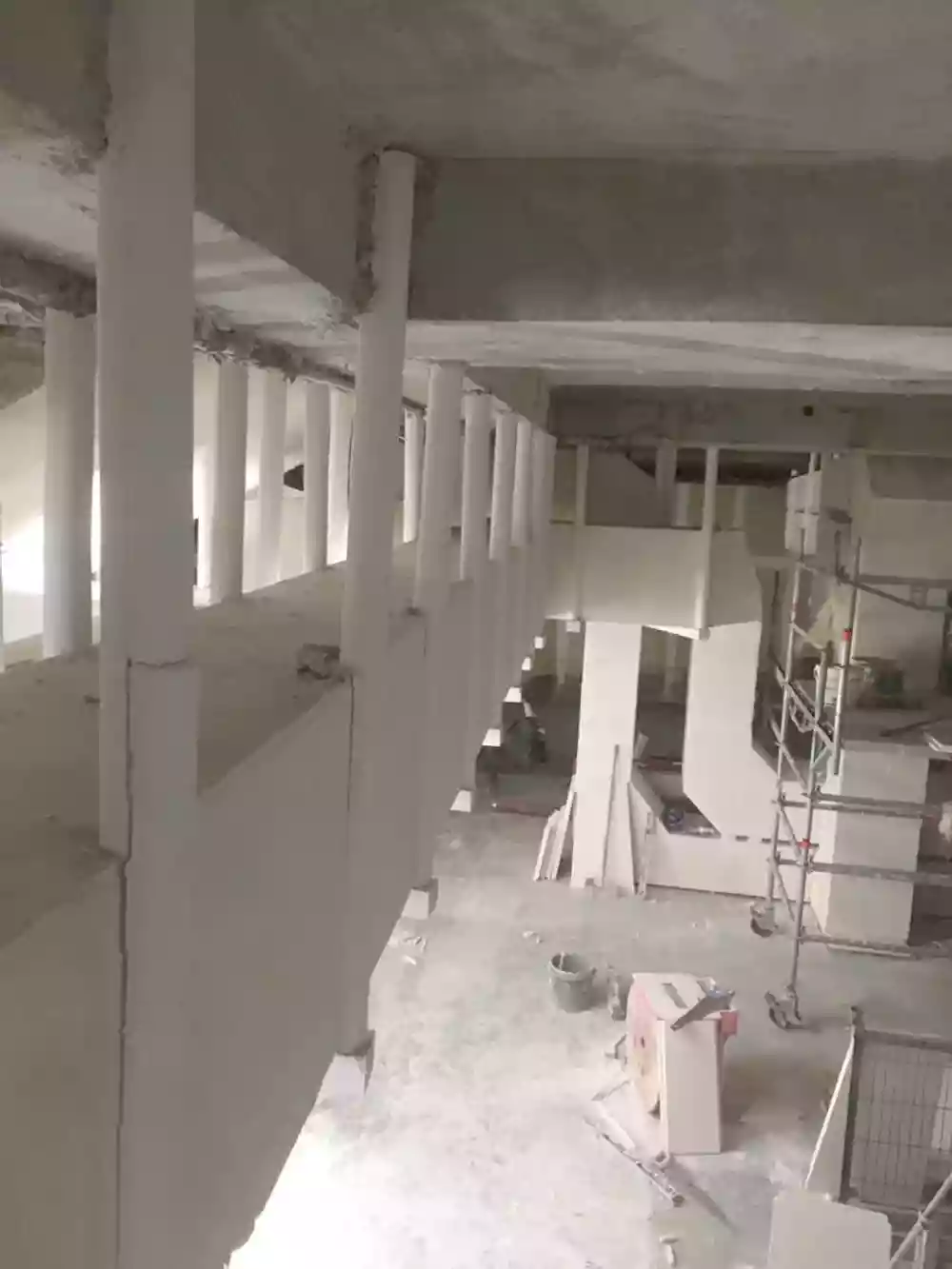 Pose de gaines en staff sur le chantier EOLE RER E — ventilation et désenfumage