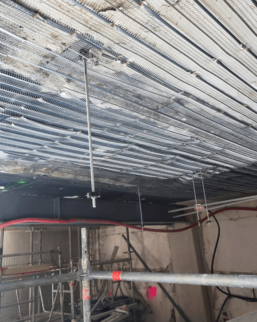 Pose de support metallique Nergalto avant flocage - Faubourg Saint-Martin