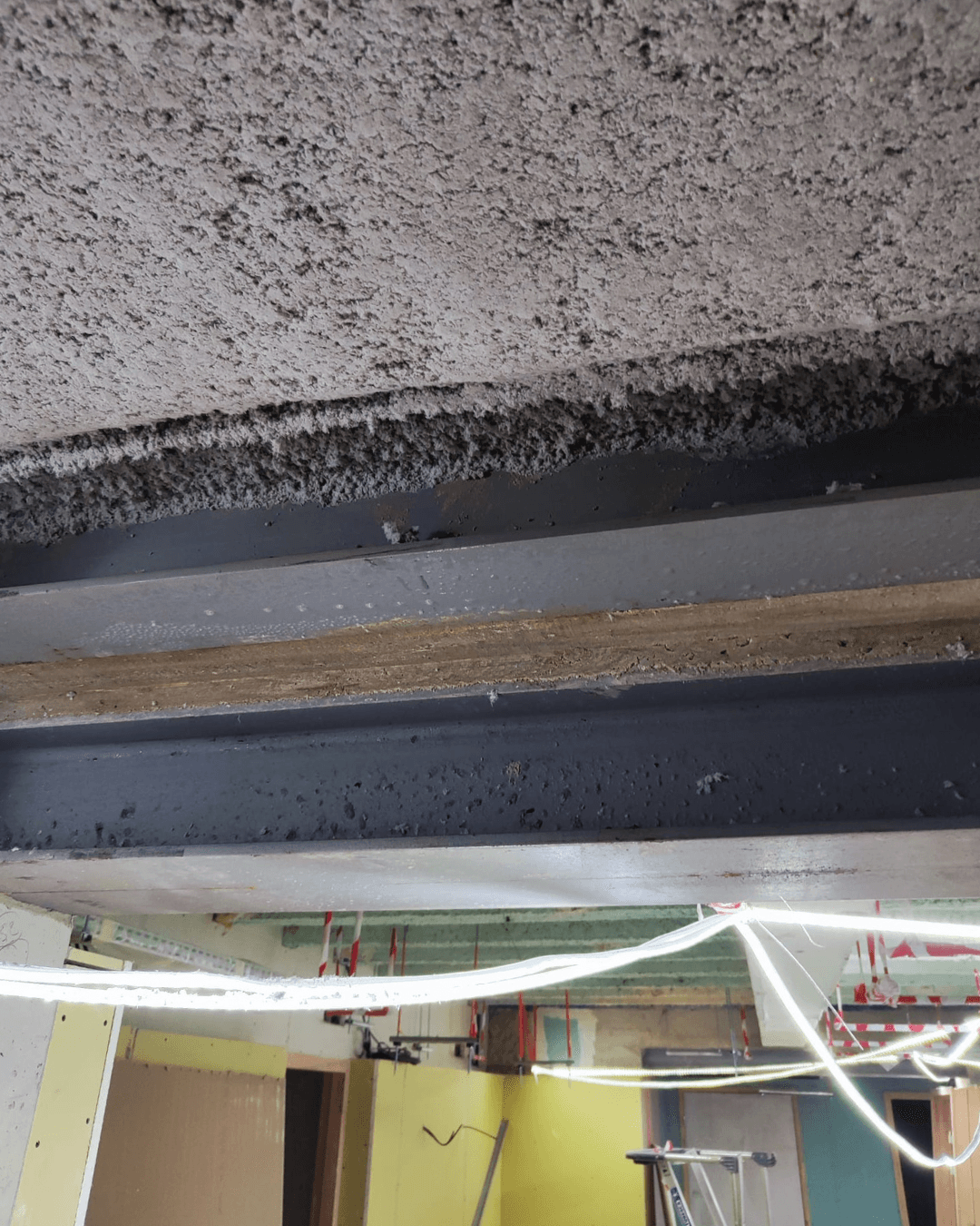 Protection incendie d'une poutre metallique par flocage Fibrofeu - Faubourg Saint-Martin