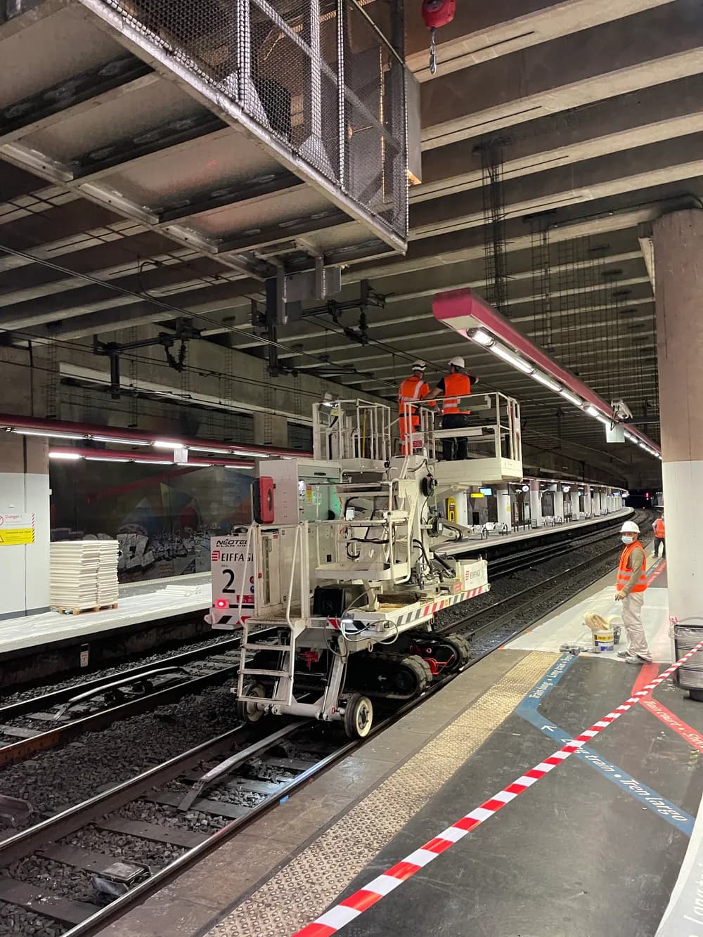 Pose de gaines en staff sur le quai la nuit — Gare Pereire Levallois