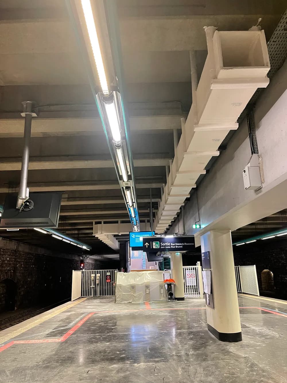 Gaine en staff installée sur le quai — Gare Pereire Levallois