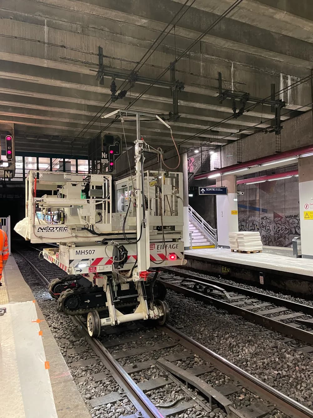 Nacelle sur rail-route utilisée pour la pose des gaines — Gare Pereire Levallois