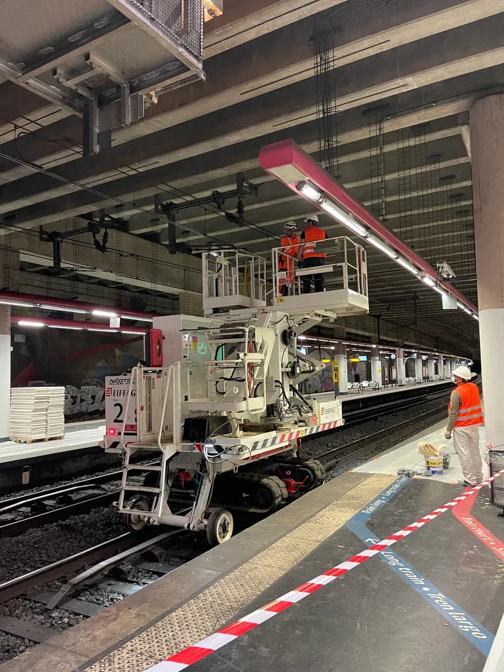 Travaux de pose de gaines en staff sur le quai — Gare Pereire Levallois