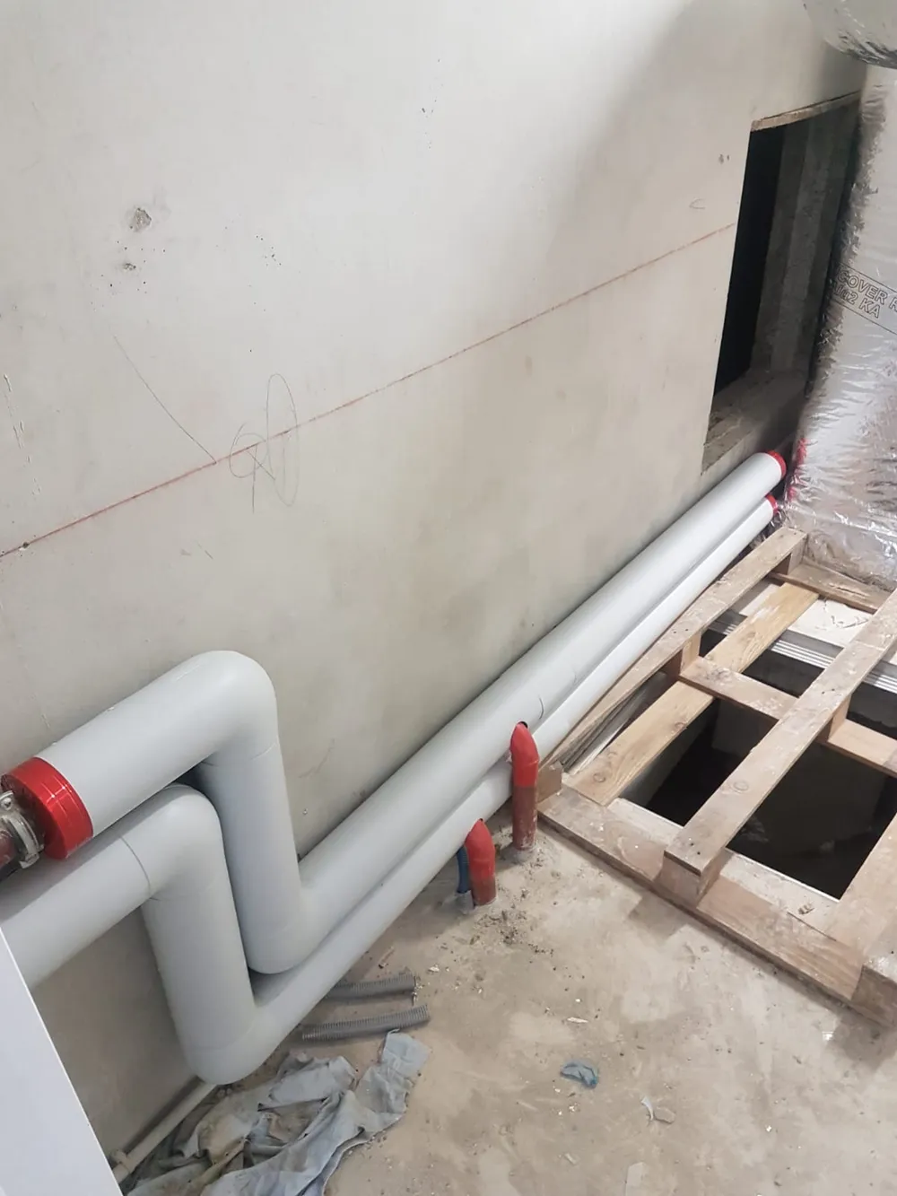 Finition du calorifuge PVC (manchettes rouges) — Médiathèque d'Avon