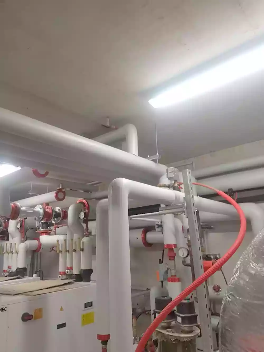 Réseau hydraulique calorifugé en PVC (vue) — Médiathèque d'Avon