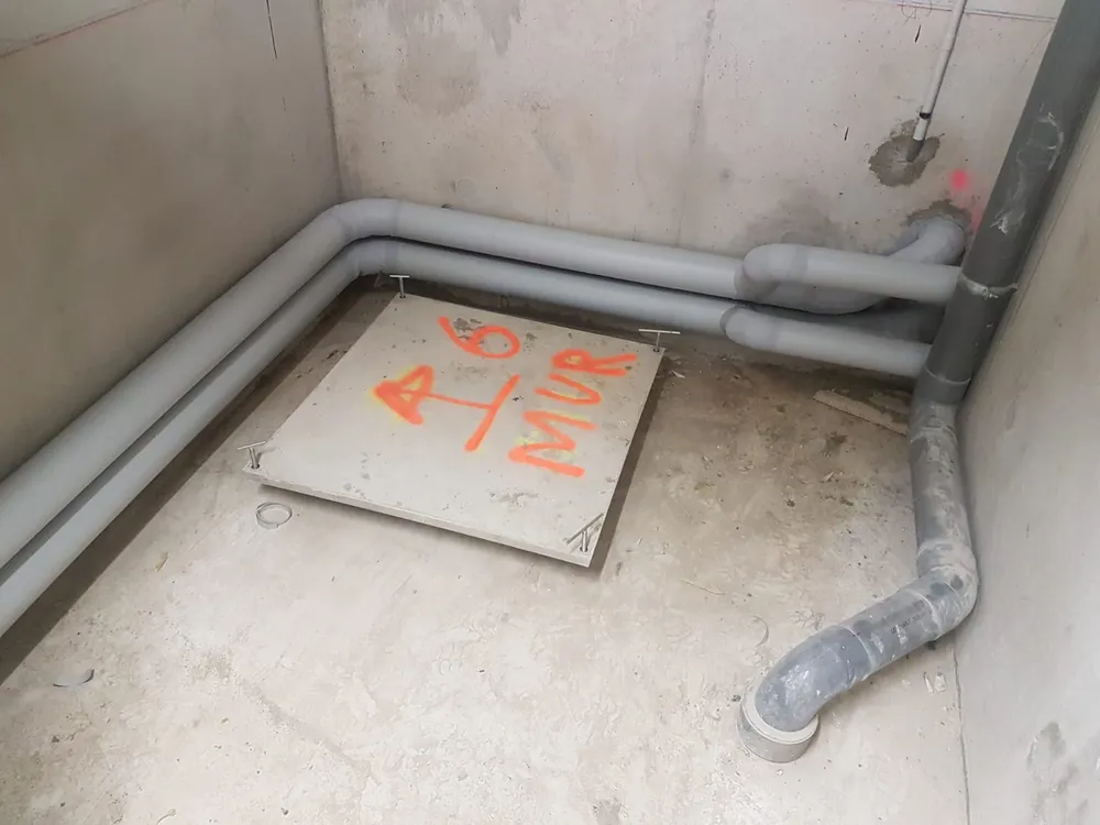 Tuyauterie PVC posée au sol — Médiathèque d'Avon