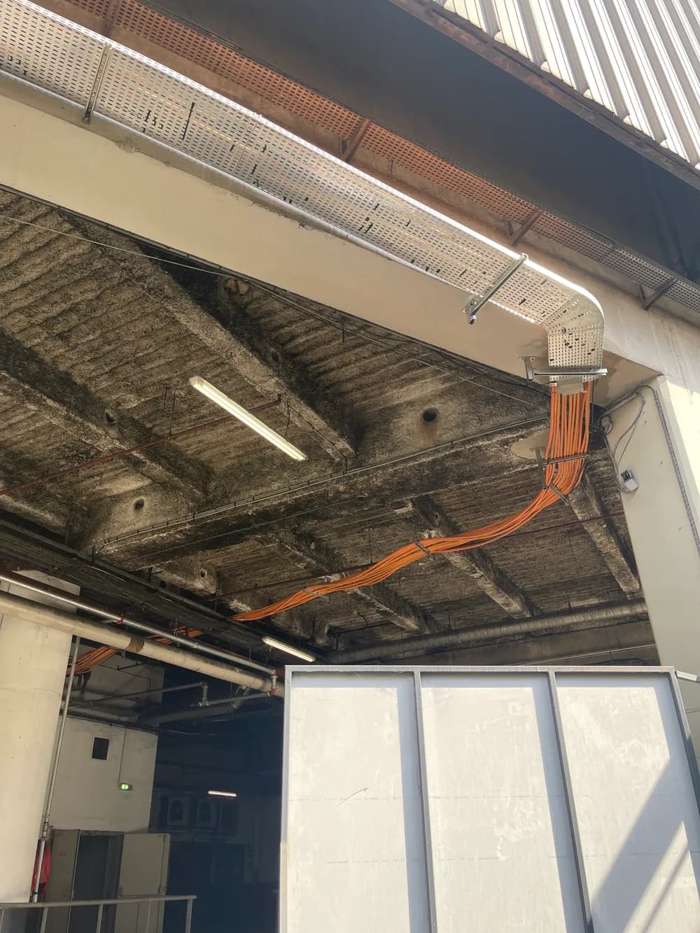 Pose de chemins de câble au plafond — Pergolas La Défense