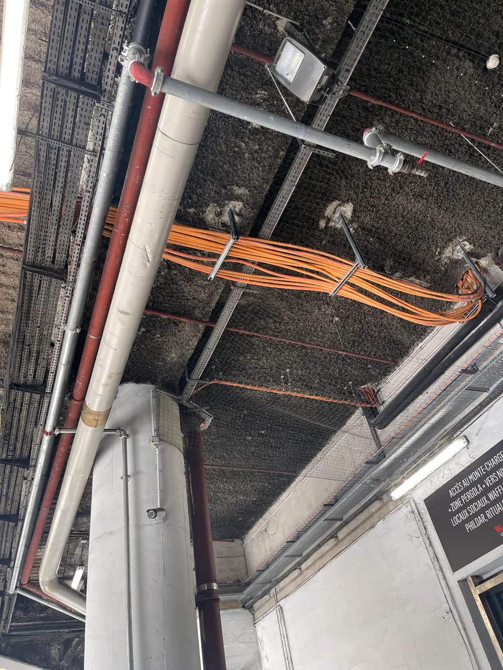 Tuyauterie et réseaux techniques dans le parking — Pergolas La Défense