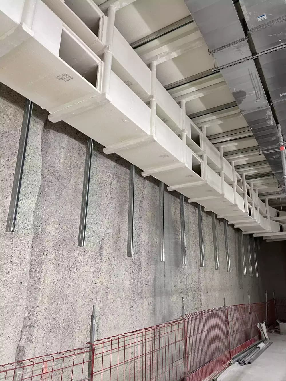 Gaine staff REI 120 fixée sur mur en béton — Pleyel Saint-Denis