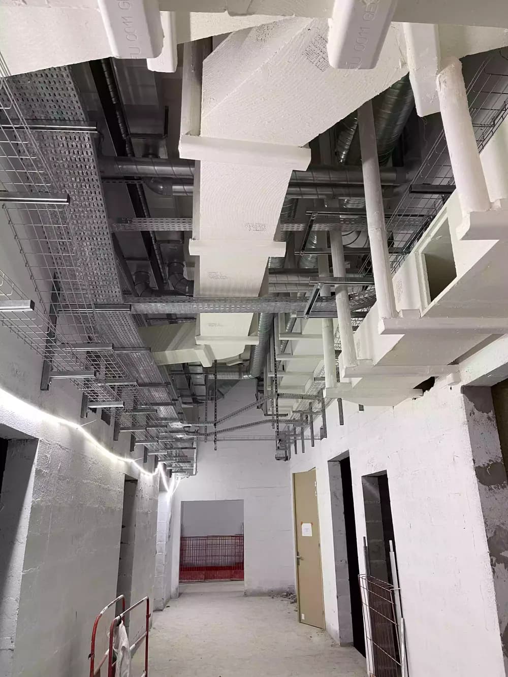 Infrastructure de gaine staff dans le couloir — Pleyel Saint-Denis