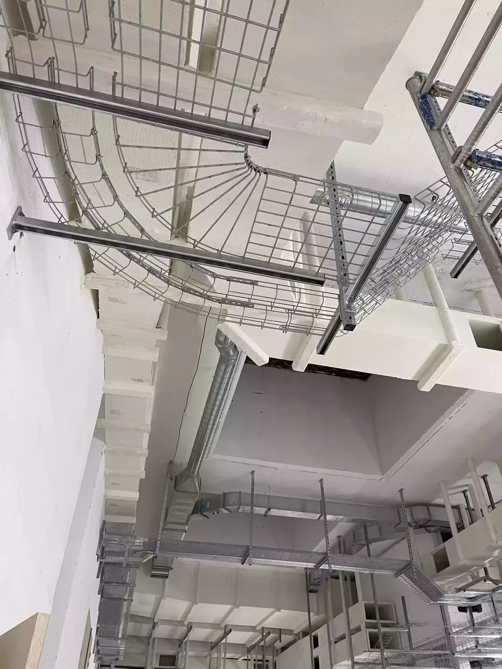 Vue du plafond montrant gaines staff et réseaux techniques — Pleyel Saint-Denis