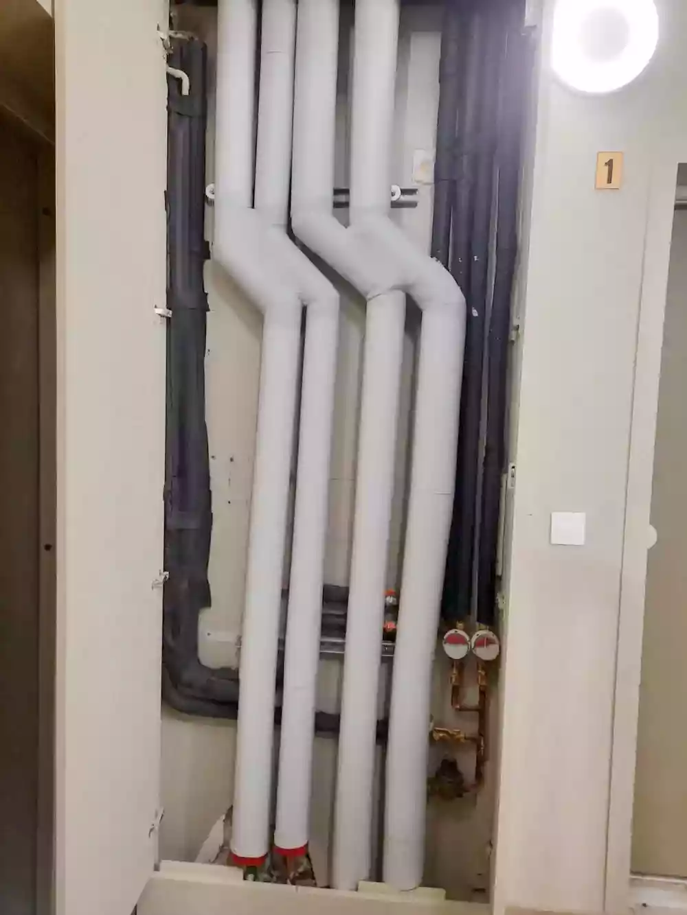 Colonnes montantes isolées avec revêtement PVC — Rue Saint-Maur, Paris