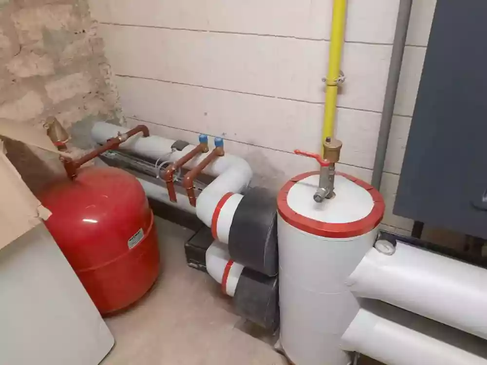 Vase d'expansion du circuit de chauffage isolé — Rue Saint-Maur, Paris